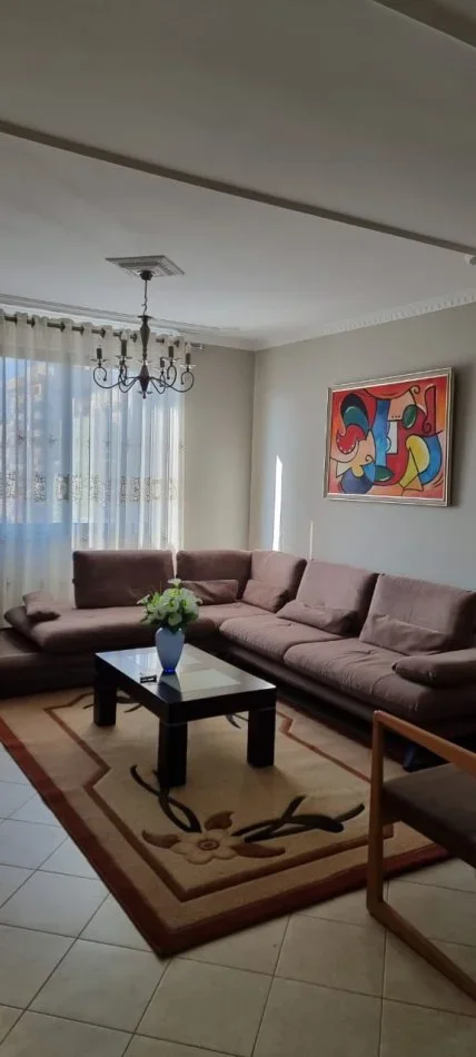 Tirane, jepet me qera apartament 3+1 Kati 5, 117 m² 800 € (21 dhjetori)