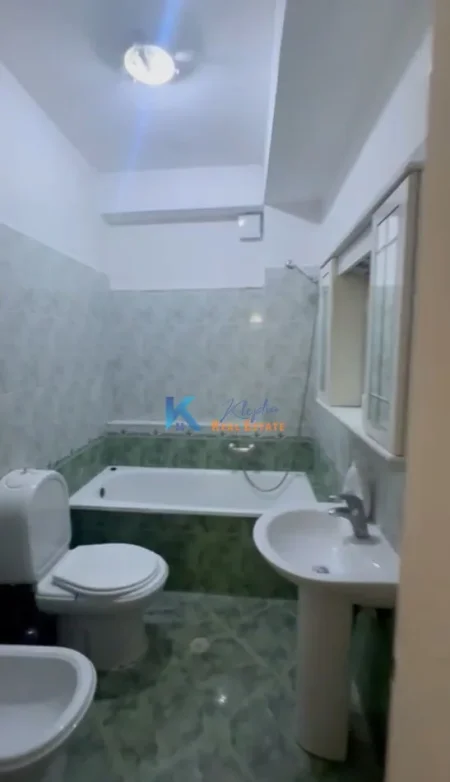 Tirane, jepet me qera apartament 1+1 Kati 3, 62 m² 540 € (Myslym Shyr, te BKT-ja)