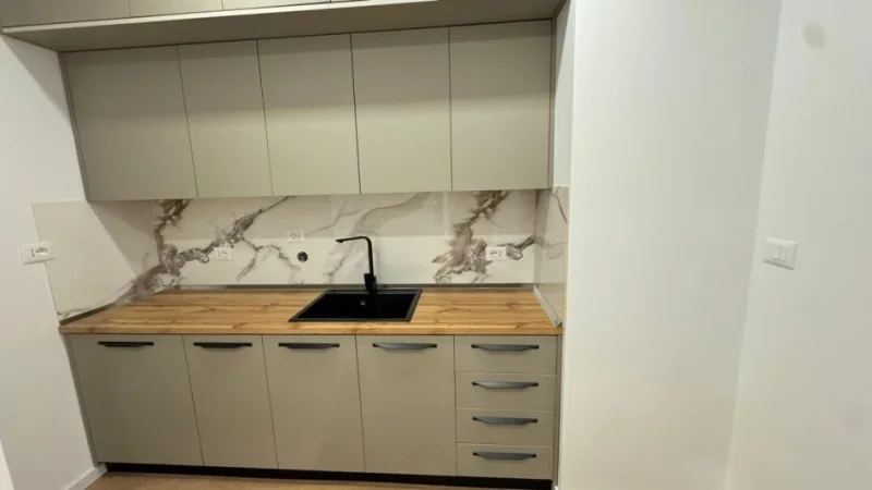 Tirane, jepet me qera zyre Kati 1, 70 m² 1.100 € (Rruga e Kosovareve)