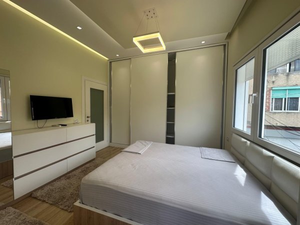 Tirane, jepet me qera apartament 2+1 , 1 m² 600 € (Brryli)