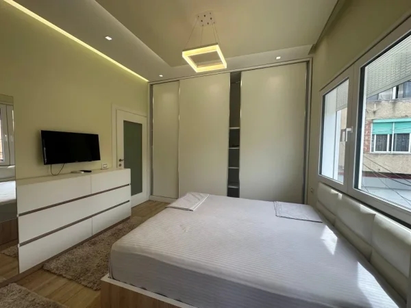 Tirane, jepet me qera apartament 2+1 , 1 m² 600 € (Brryli)