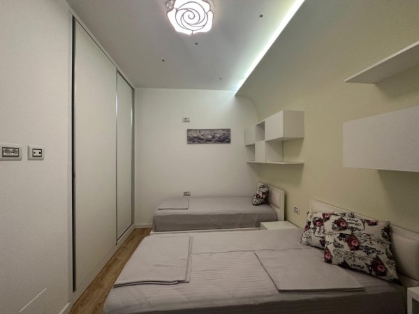 Tirane, jepet me qera apartament 2+1 , 1 m² 600 € (Brryli)