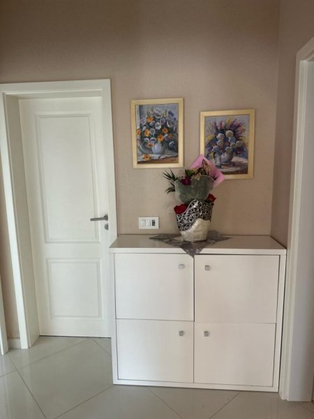 Tirane, jepet me qera apartament 3+1 Kati 3, 120 m² 900 € (RRUGA E KAVAJES)