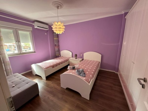 Tirane, jepet me qera apartament 3+1 Kati 3, 120 m² 900 € (RRUGA E KAVAJES)