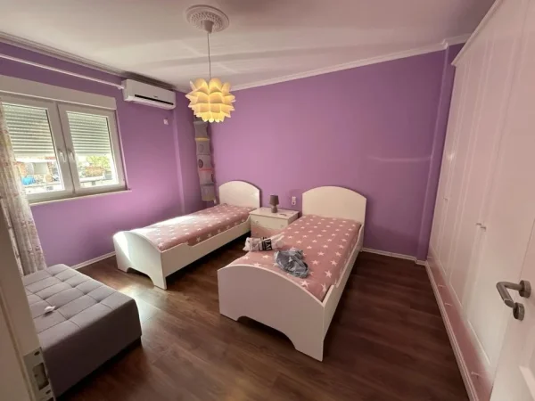 Tirane, jepet me qera apartament 3+1 Kati 3, 120 m² 900 € (RRUGA E KAVAJES)