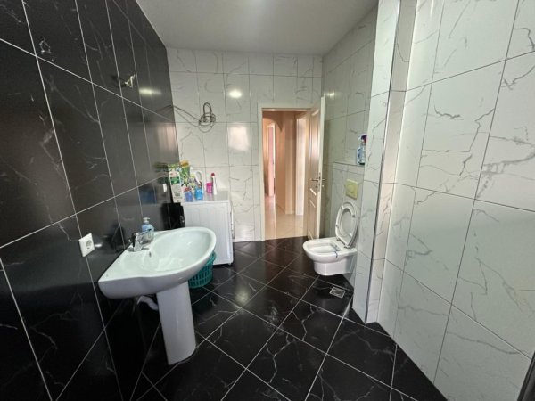 Tirane, jepet me qera apartament 3+1 Kati 3, 120 m² 900 € (RRUGA E KAVAJES)