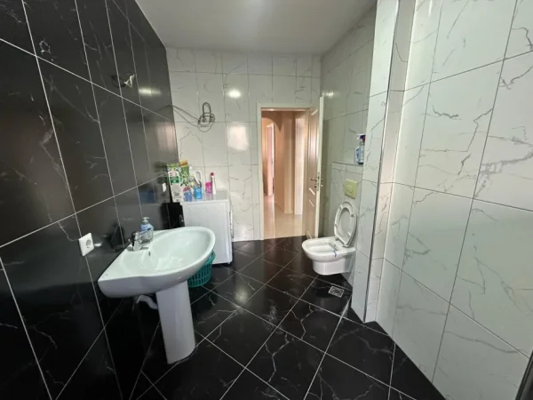 Tirane, jepet me qera apartament 3+1 Kati 3, 120 m² 900 € (RRUGA E KAVAJES)