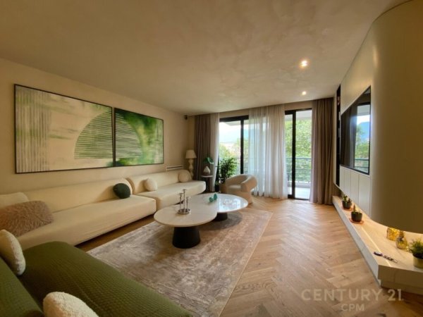 Tirane, jepet me qera apartament 3+1+Aneks+Ballkon Kati 4, 188 m² 3.000 € (Ish-Blloku)
