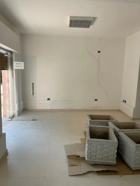 Tirane, shitet dyqan Kati 1, 90 m² 100.000 € (Rruga e Qelqit)