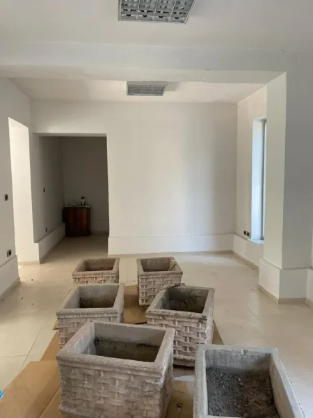 Tirane, shitet dyqan Kati 1, 90 m² 100.000 € (Rruga e Qelqit)