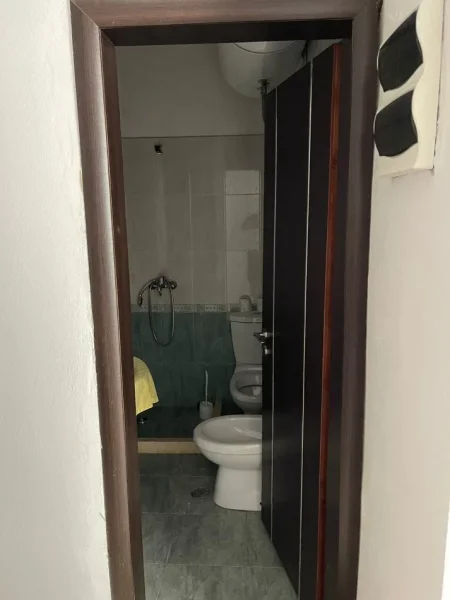 Tirane, shitet dyqan Kati 1, 90 m² 100.000 € (Rruga e Qelqit)