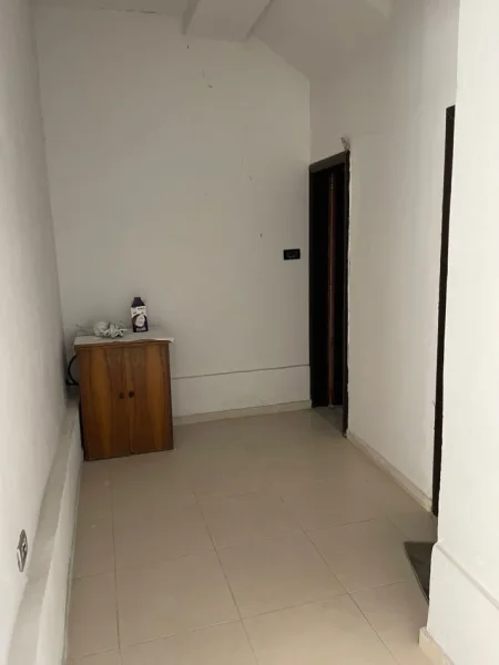 Tirane, shitet dyqan Kati 1, 90 m² 100.000 € (Rruga e Qelqit)