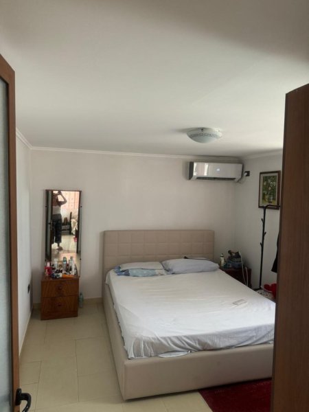 Tirane, jepet me qera 1+1, e mobiluar, me verande  30m2, kati 4-ert, Rruga Bardhyl te kryqezimi i Cajupit