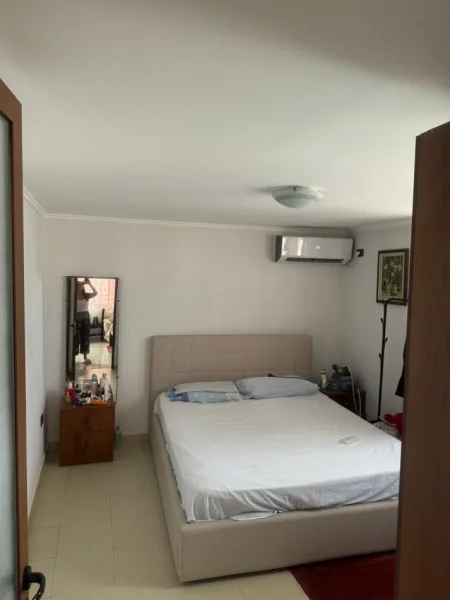 Tirane, jepet me qera 1+1, e mobiluar, me verande  30m2, kati 4-ert, Rruga Bardhyl te kryqezimi i Cajupit