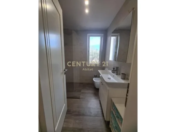 Tirane, jepet me qera apartament 3+1 Kati 4, 140 m² 850 € (kopeshti zologjik)