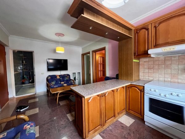 Tirane, jepet me qera apartament 2+1+Ballkon Kati 4, 120 m² 550 € (Xhamlliku)