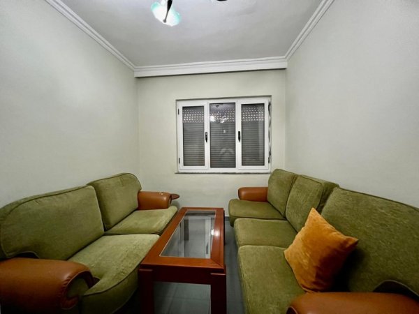 Tirane, jepet me qera apartament 2+1+Ballkon Kati 4, 120 m² 550 € (Xhamlliku)