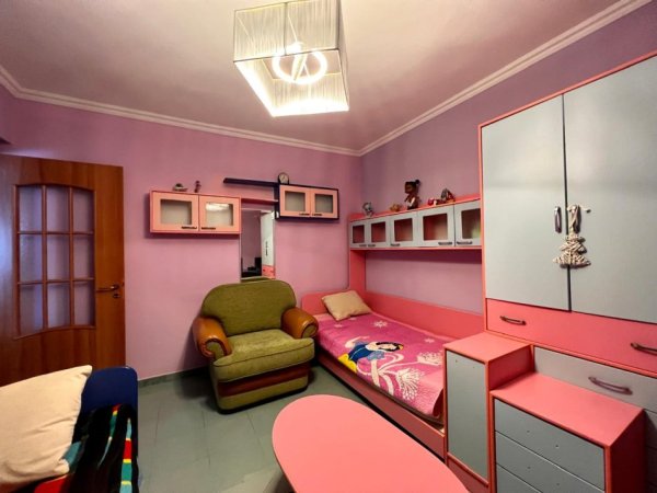 Tirane, jepet me qera apartament 2+1+Ballkon Kati 4, 120 m² 550 € (Xhamlliku)