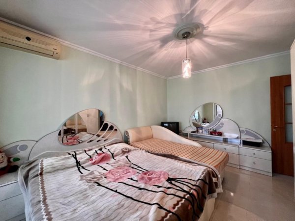 Tirane, jepet me qera apartament 2+1+Ballkon Kati 4, 120 m² 550 € (Xhamlliku)