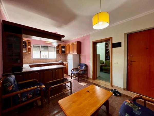Tirane, jepet me qera apartament 2+1+Ballkon Kati 4, 120 m² 550 € (Xhamlliku)