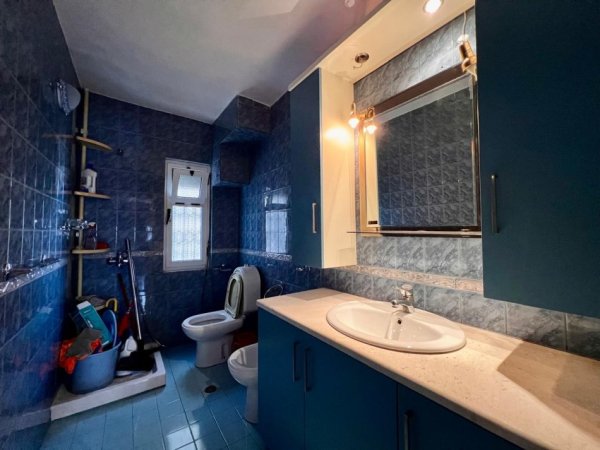 Tirane, jepet me qera apartament 2+1+Ballkon Kati 4, 120 m² 550 € (Xhamlliku)