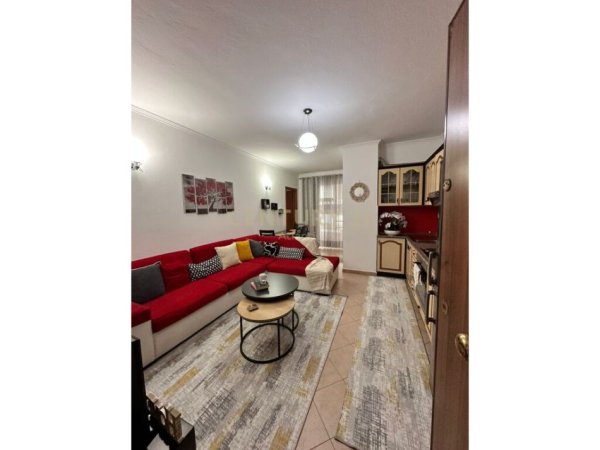 Durres, jepet me qera apartament 1+1+Ballkon Kati 5, 85 m² 400 € (PLAZH HEKURUDHA)