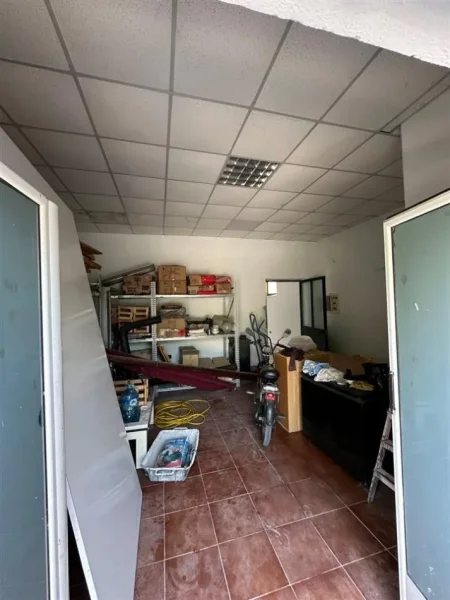 Tirane, jepet me qera magazine Kati 0, 200 m² 600 € (Autostrada Tirane-Durres)