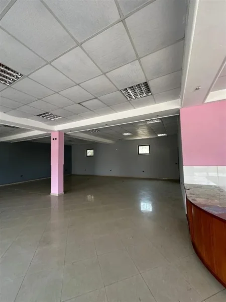 Tirane, jepet me qera magazine Kati 0, 200 m² 600 € (Autostrada Tirane-Durres)