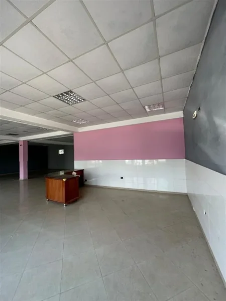 Tirane, jepet me qera magazine Kati 0, 200 m² 600 € (Autostrada Tirane-Durres)
