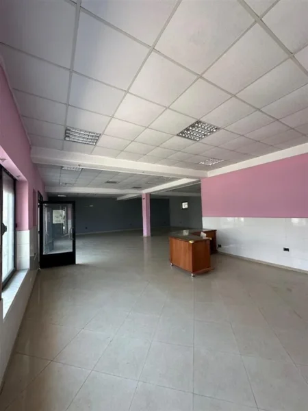 Tirane, jepet me qera magazine Kati 0, 200 m² 600 € (Autostrada Tirane-Durres)