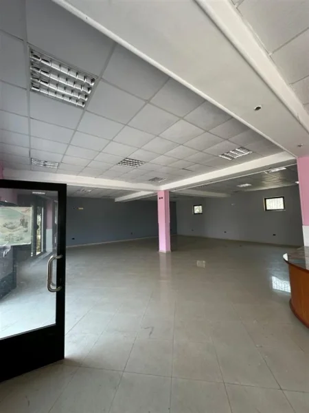 Tirane, jepet me qera magazine Kati 0, 200 m² 600 € (Autostrada Tirane-Durres)