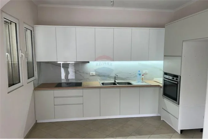 Tirane, jepet me qera apartament 3+1 Kati 2, 90 m² 350 € (Rruga Pjeter Budi)