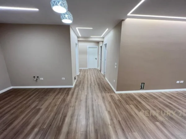 Tirane, shitet apartament 3+1 Kati 1, 129 m² 190.000 € 