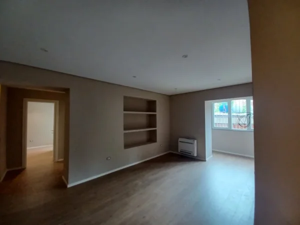 Tirane, jepet me qera ambjent biznesi Kati 1, 75 m² 1.000 € (Rruga Kavajes)