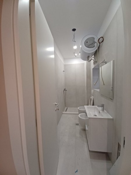 Tirane, jepet me qera ambjent biznesi Kati 1, 75 m² 1.000 € (Rruga Kavajes)