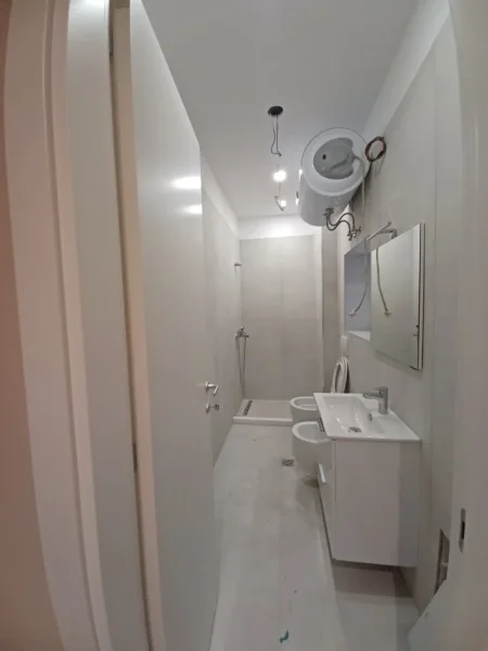 Tirane, jepet me qera ambjent biznesi Kati 1, 75 m² 1.000 € (Rruga Kavajes)