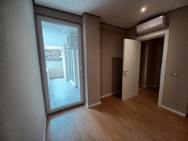Tirane, jepet me qera ambjent biznesi Kati 1, 75 m² 1.000 € (Rruga Kavajes)