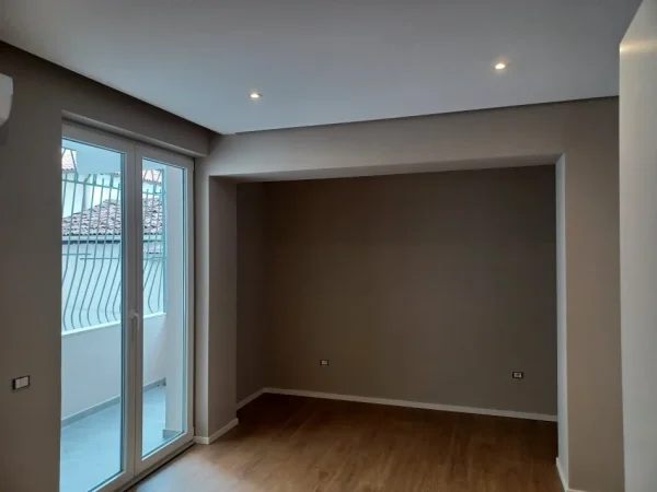 Tirane, jepet me qera ambjent biznesi Kati 1, 75 m² 1.000 € (Rruga Kavajes)