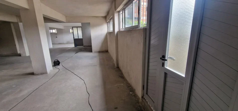 Tirane, jepet me qera magazine Kati 0, 360 m² 800 € (Afer Casa Italia)