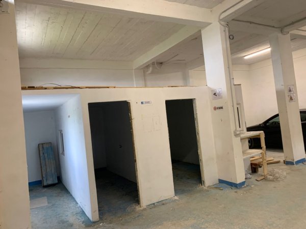 Tirane, jepet me qera magazine Kati 0, 200 m² 600 € (Yrshek)
