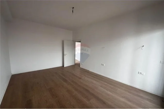 Tirane, jepet me qera zyre Kati 10, 159 m² 1.700 € (Japim me qira apartament 3+1+2 per zyra)