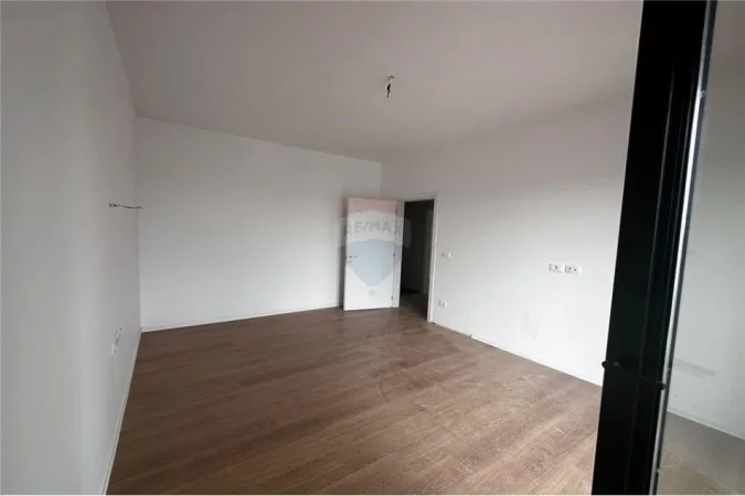 Tirane, jepet me qera zyre Kati 10, 159 m² 1.700 € (Japim me qira apartament 3+1+2 per zyra)