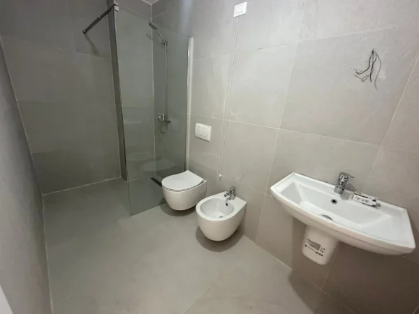 Tirane, jepet me qera zyre Kati 11, 135 m² 1.300 € (Lake View)