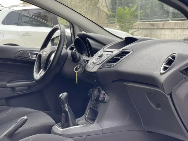 Tirane, shes makine FORD FIESTA Benzin+Gaz, blu e errët manuale Klima 134.000 km 5.200 €
