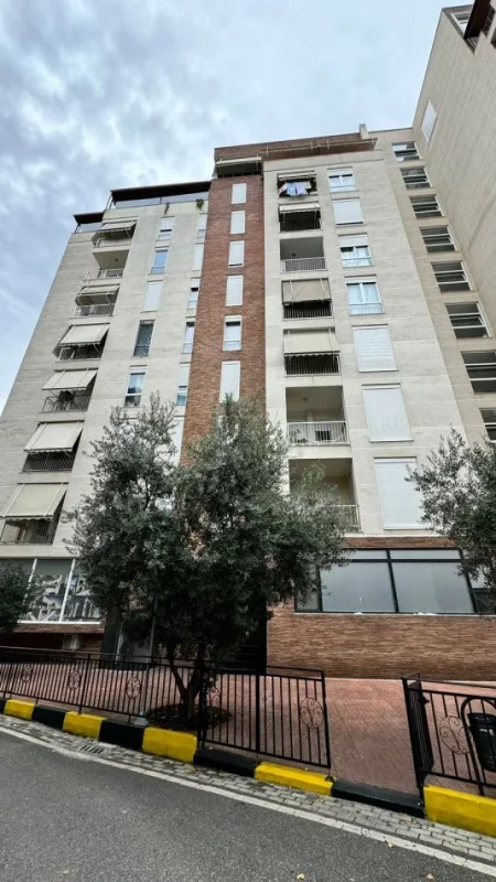 Tirane, jepet me qera apartament 1+1+Ballkon Kati 8, 65 m² 500 € (Rruga Frederik Shiroka)