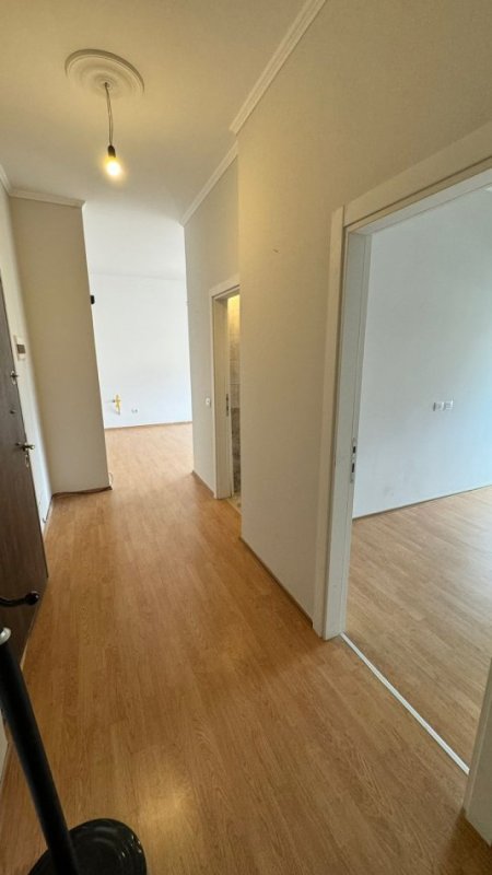 Tirane, jepet me qera apartament 1+1+Ballkon Kati 8, 65 m² 500 € (Rruga Frederik Shiroka)