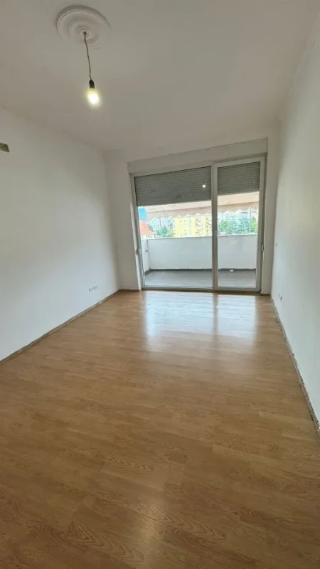 Tirane, jepet me qera apartament 1+1+Ballkon Kati 8, 65 m² 500 € (Rruga Frederik Shiroka)
