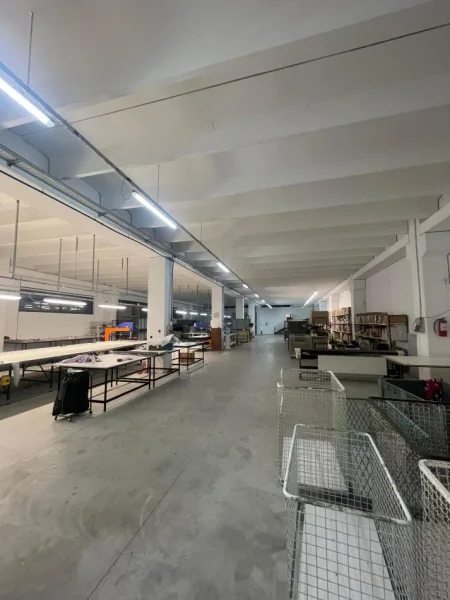 Tirane, jepet me qera magazine Kati 0, 2.000 m² 6.000 € (KAMEZ)