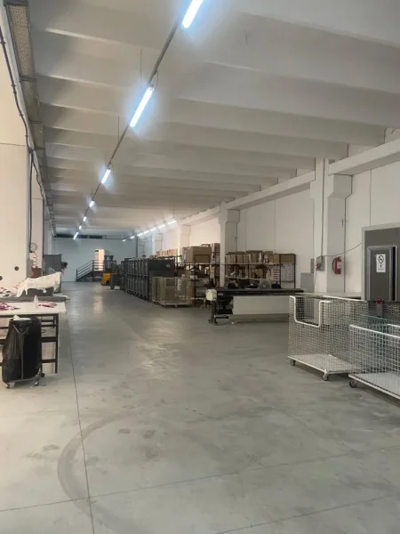 Tirane, jepet me qera magazine Kati 0, 2.000 m² 6.000 € (KAMEZ)