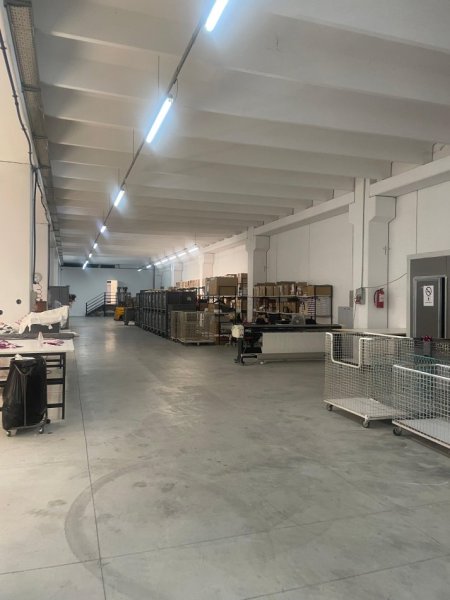 Tirane, jepet me qera magazine Kati 0, 2.000 m² 6.000 € (KAMEZ)